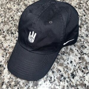 Nike Heritage 86 Black Hat Rare 3 Finger Hand Logo Adjustable Baseball Cap